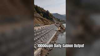 La maille de Gabion est constituée de cages métalliques hexagonales remplies de pierres.