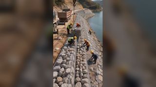 Fini le revêtement en béton rigide. Les cages à gabions laissent circuler l'eau et le sol, rétablissent l'écologie naturelle.