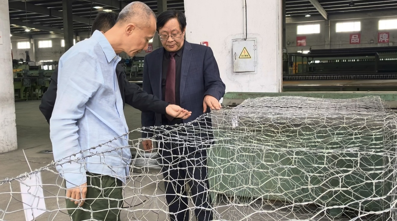 Derniers blogs de l'entreprise sur Visite d'un client étranger chez JINLIDA pour une inspection sur site de la production de machines à gabions