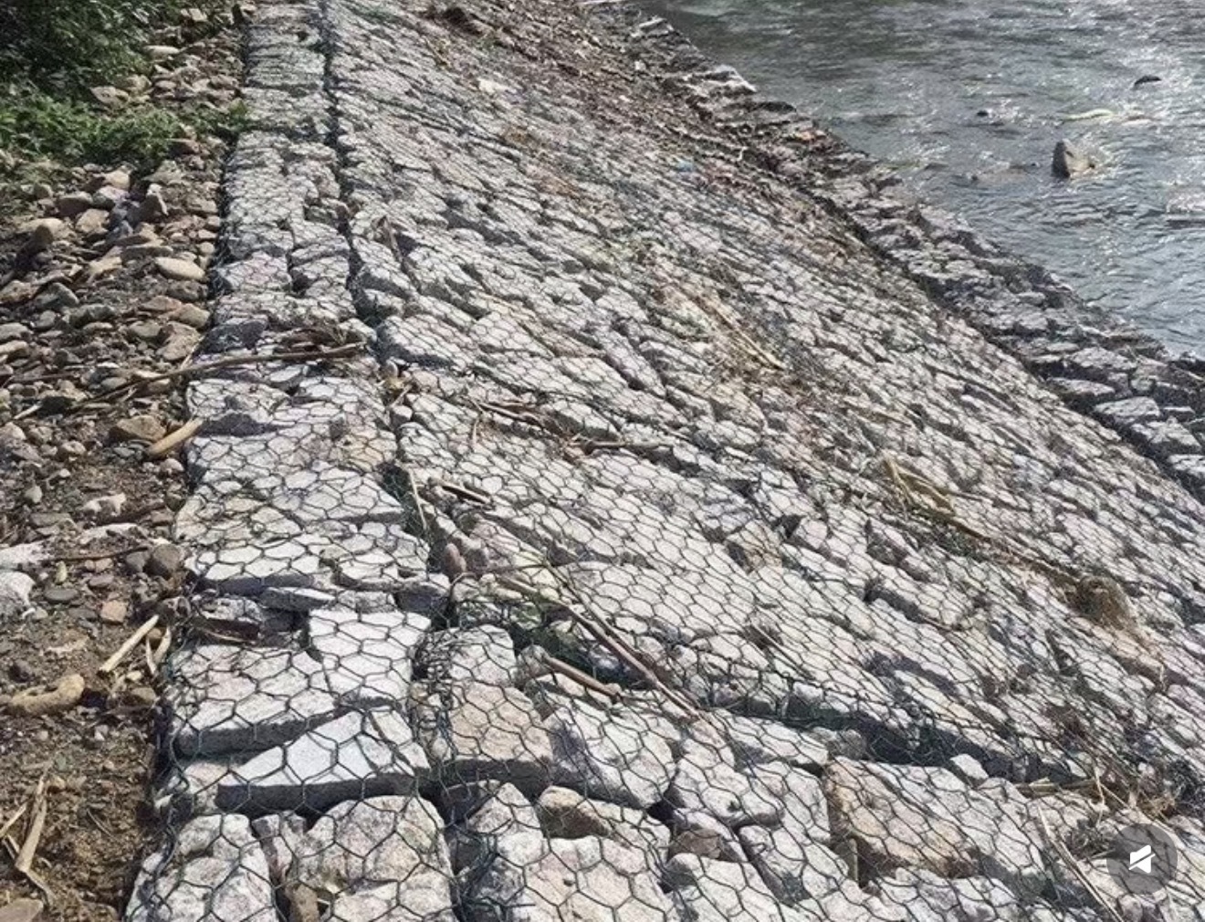 Derniers blogs de l'entreprise sur Percée technologique de la machine à mailles à gabions CNC : un équipement ultra-large de 5 300 mm résout les défis de stabilisation hydraulique des berges à grande échelle